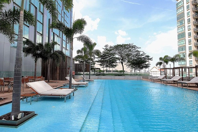 新加坡豪亞酒店．Oasia Hotel Novena┃新加坡飯店：距離諾維娜地鐵站步行2分鐘，樓下就有超市和便利商店 @飛天璇的口袋