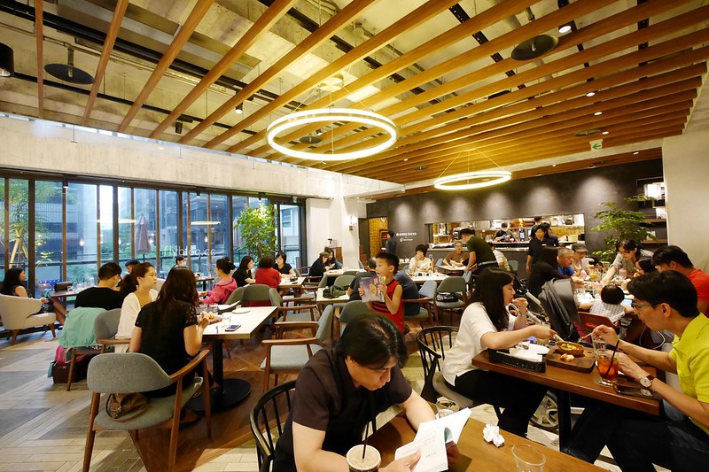 【台中西屯】蔦屋書店，全球20間最美的書店之一，結合書局和餐廳美食，還有獨家沖繩Doug’s Burger漢堡 @飛天璇的口袋