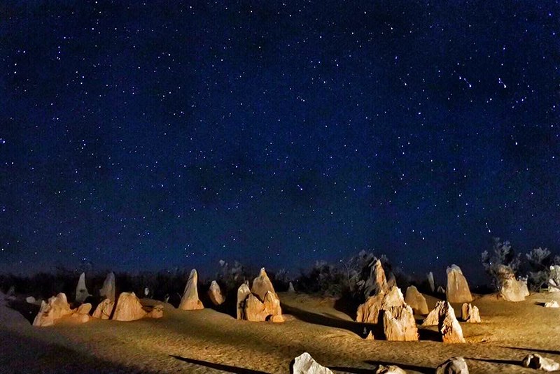 澳洲珀斯｜The Pinnacles 尖峰石陣，宛如來到外太空的尖峰石陣，一覽南邦國家公園的神奇自然景觀 @飛天璇的口袋