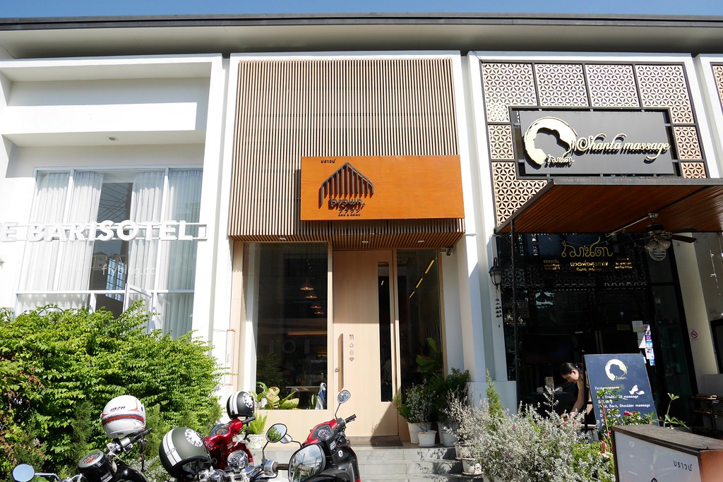 【泰國清邁】Brown Café ブラウン~尼曼區超人氣IG打卡店，純白落地窗建築好好拍，冰品和飲料也很有水準 @飛天璇的口袋