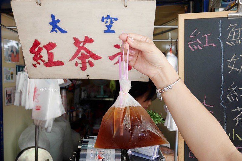 【台中西區】太空紅茶冰：在地超過50年的紅茶攤，用塑膠袋提著喝復古味十足，第五市場必吃美食推薦 @飛天璇的口袋
