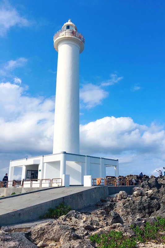殘波岬燈塔┃沖繩景點：沖繩本島最西邊的夕陽美景，綿延2公里的天然斷崖，品嚐著名的Blue Seal冰淇淋 @飛天璇的口袋