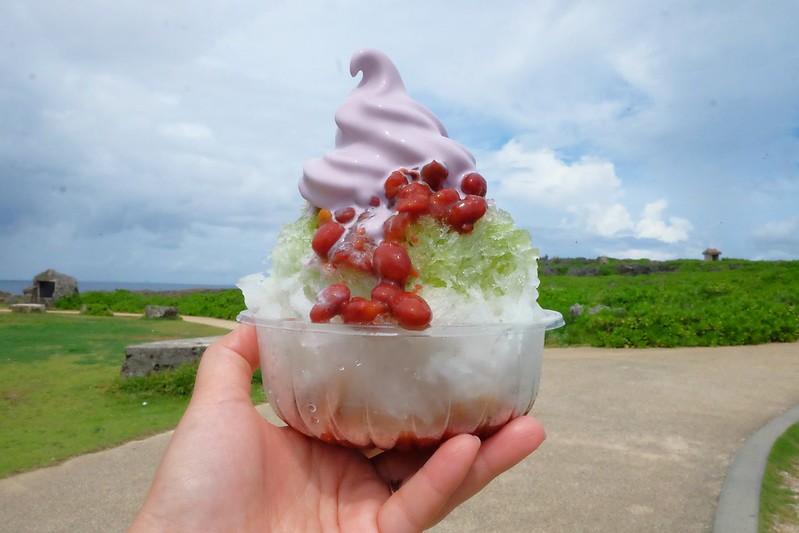 殘波岬燈塔┃沖繩景點：沖繩本島最西邊的夕陽美景，綿延2公里的天然斷崖，品嚐著名的Blue Seal冰淇淋 @飛天璇的口袋