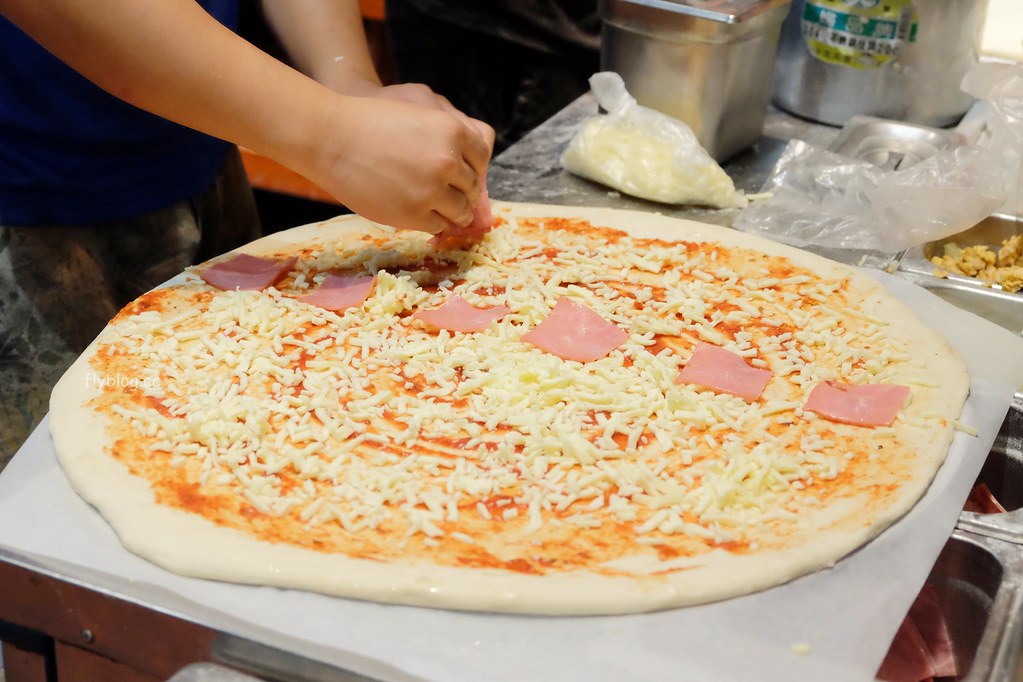怪獸紐約式披薩｜超狂20吋披薩500元有找，台中忠孝夜市人氣美食推薦 @飛天璇的口袋