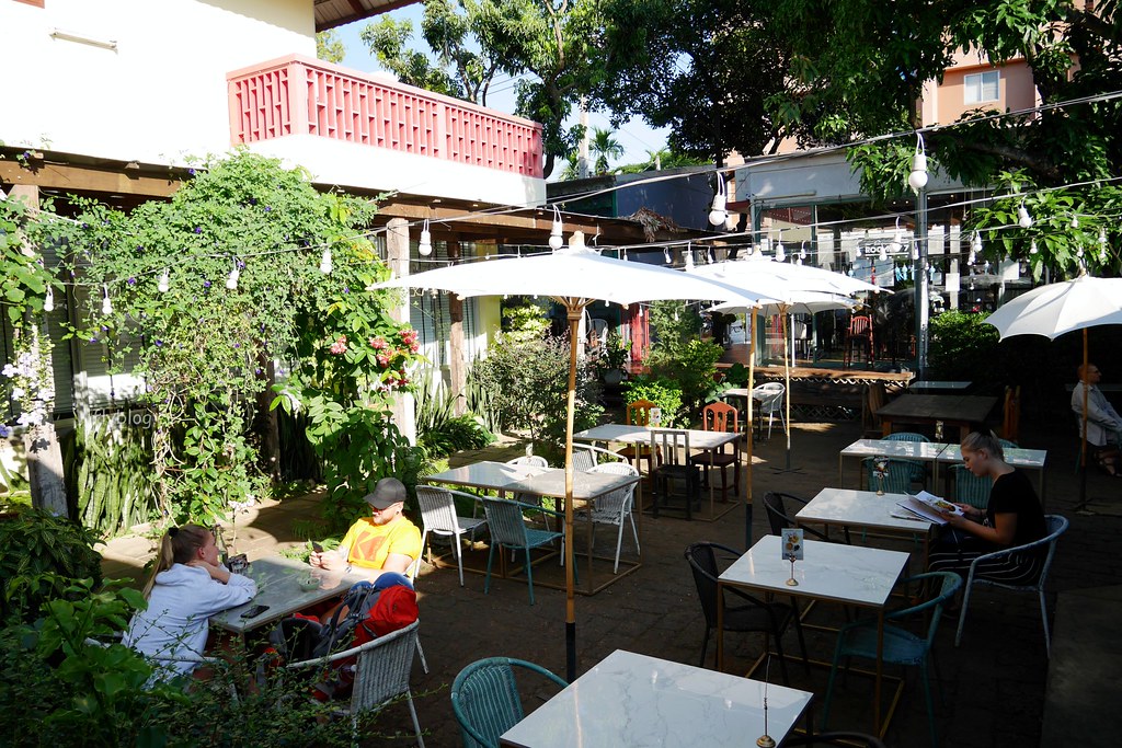 Rustic &#038; Blue┃泰國清邁：尼曼區超人氣歐式餐廳，在花園中享受一個人的早午餐 @飛天璇的口袋
