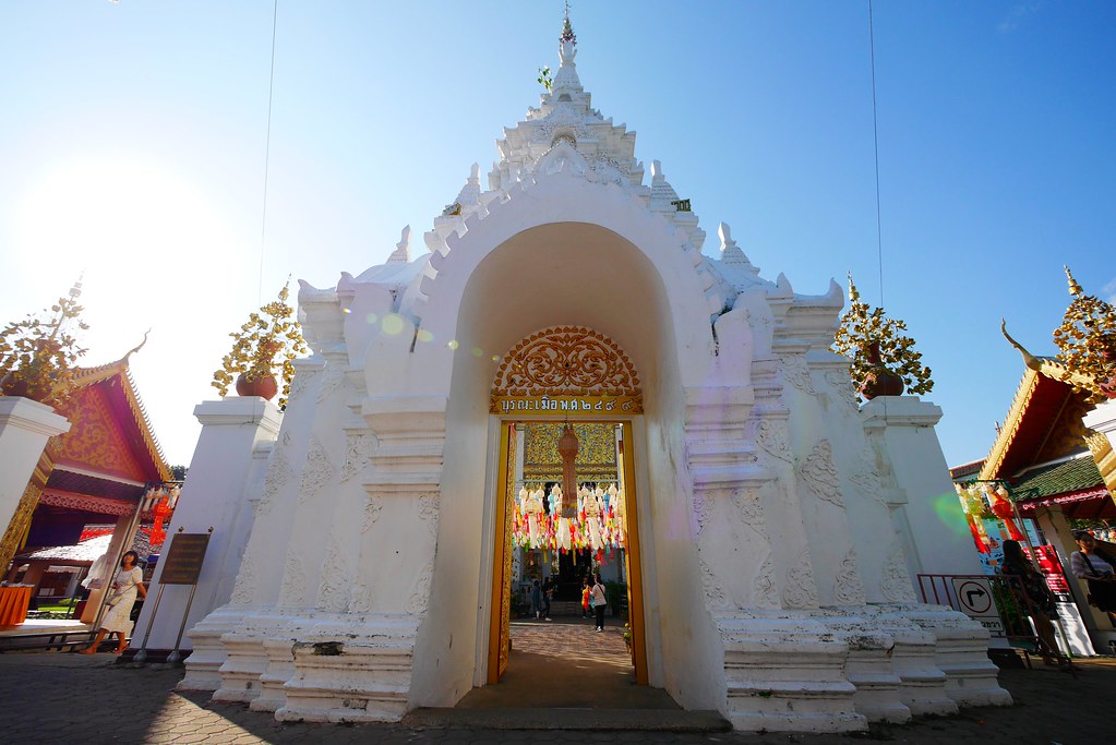 【泰國南奔】南奔一日遊~Wat Phra That Hariphunchai泰國人一輩子一定要來一次的地方、OTOP泰國首座橋上蘭納式風格屋頂市場、Wat Ku Kut千年歷史的寺廟 @飛天璇的口袋