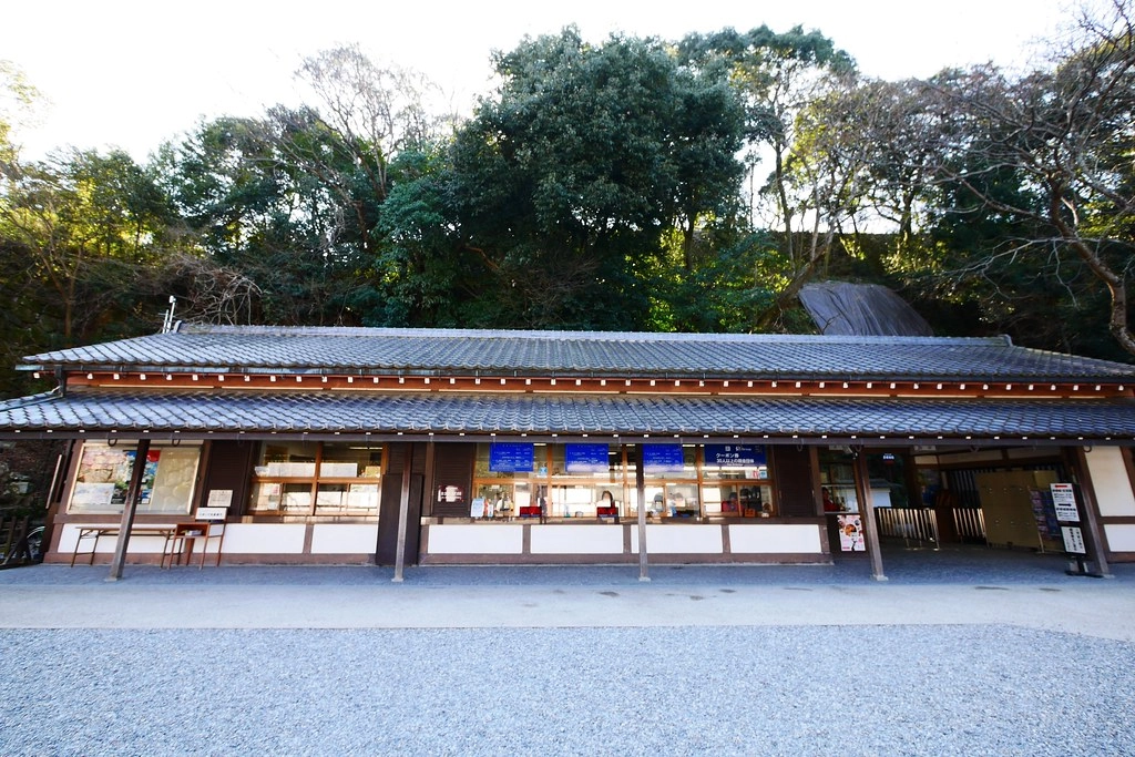 日本滋賀｜彥根城，日本五大國寶城之一，欣賞彥根貓的近距離表演，距離京都一個小時車程 @飛天璇的口袋