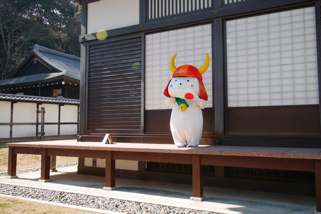 日本滋賀｜彥根城，日本五大國寶城之一，欣賞彥根貓的近距離表演，距離京都一個小時車程 @飛天璇的口袋