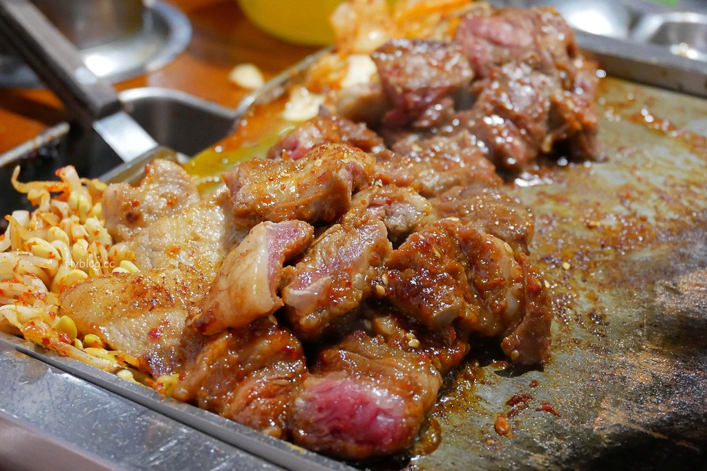 菜豚屋｜台中正宗韓式烤肉，有芝麻葉就給讚，服務生桌邊代烤，份量多價格偏高 @飛天璇的口袋