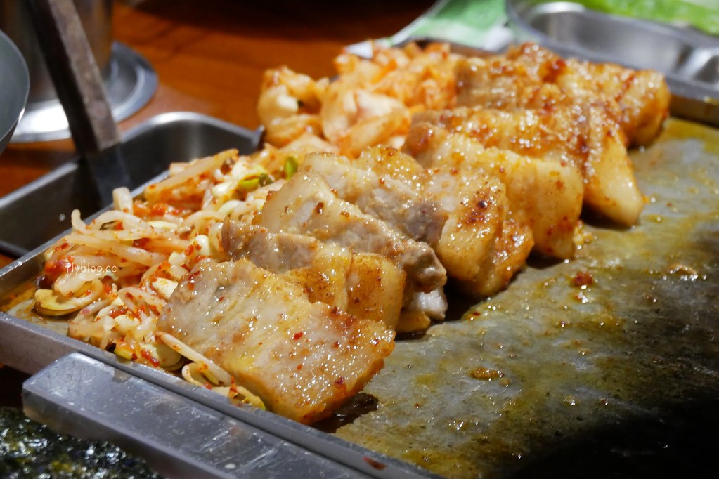 【台中西區】菜豚屋，台中正宗韓式烤肉，有芝麻葉就給讚，服務生桌邊代烤，份量多價格偏高 @飛天璇的口袋