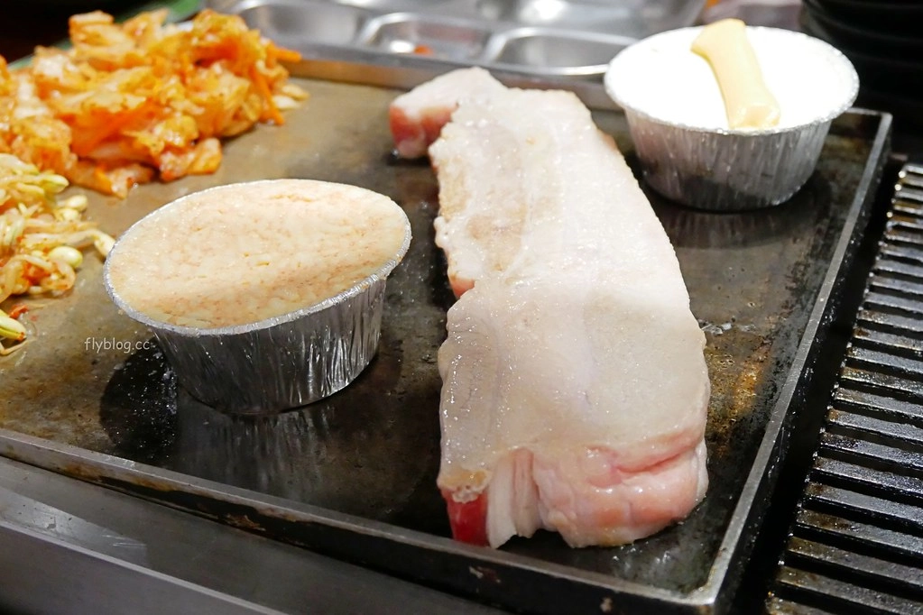 菜豚屋｜台中正宗韓式烤肉，有芝麻葉就給讚，服務生桌邊代烤，份量多價格偏高 @飛天璇的口袋