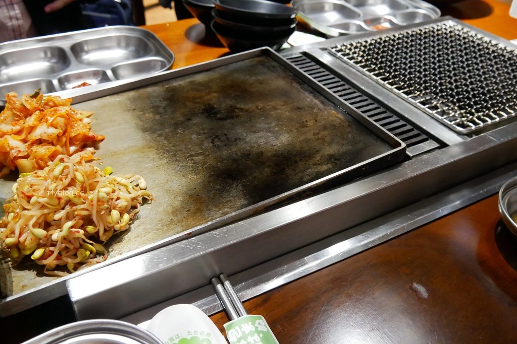 【台中西區】菜豚屋，台中正宗韓式烤肉，有芝麻葉就給讚，服務生桌邊代烤，份量多價格偏高 @飛天璇的口袋