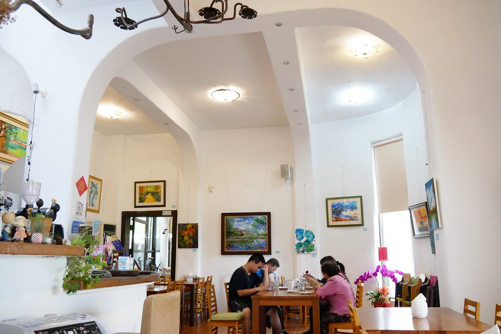 田尾綠海咖啡館｜唯美純白希臘建築景觀餐廳，佈滿花花草草的綠色庭院 @飛天璇的口袋
