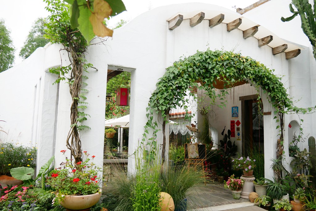 【彰化田尾】田尾綠海咖啡館，唯美純白希臘建築景觀餐廳，佈滿花花草草的綠色庭院 @飛天璇的口袋