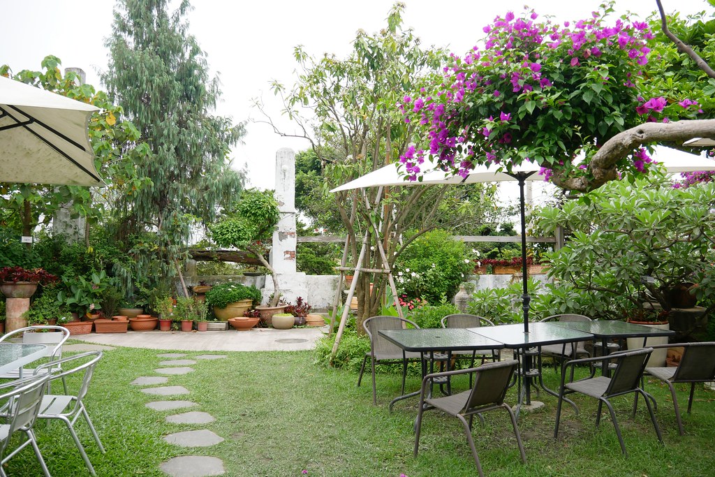 田尾綠海咖啡館｜唯美純白希臘建築景觀餐廳，佈滿花花草草的綠色庭院 @飛天璇的口袋