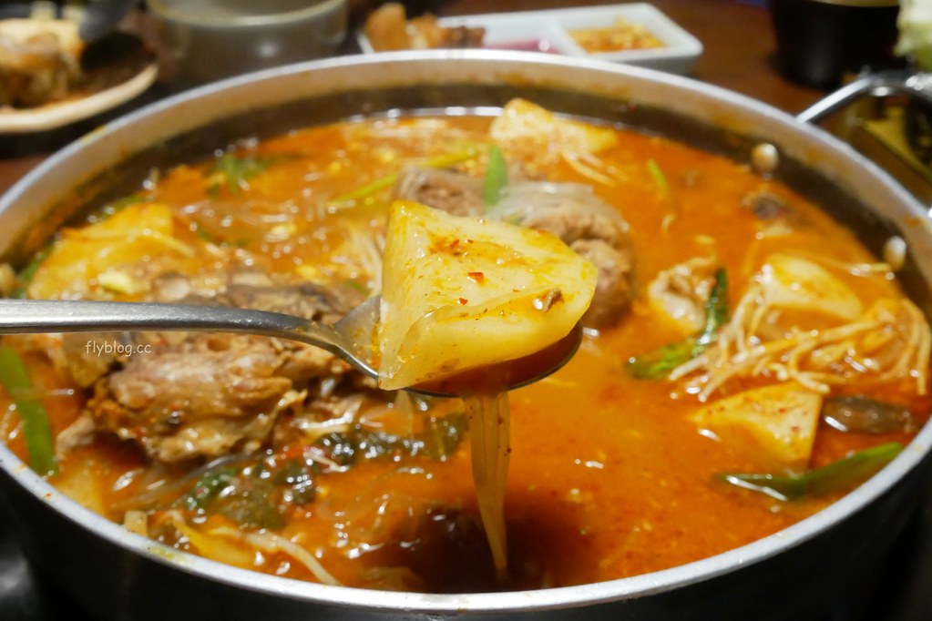 韓金館：網友評價台北最道地的韓式餐廳，終於吃到思思念念的馬鈴薯鍋，有芝麻葉就給讚！ @飛天璇的口袋