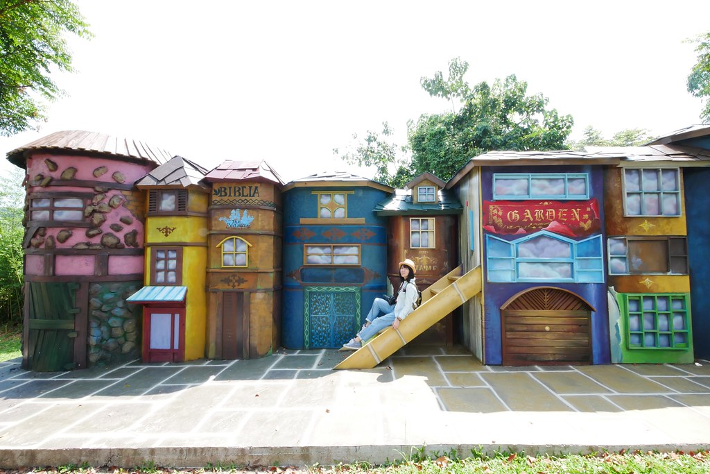 竹山海盜村景觀彩繪園區｜走進童話世界，3D童話彩繪牆、夢幻旋轉木馬 、 二樓高海盜船、氣墊溜滑梯 @飛天璇的口袋
