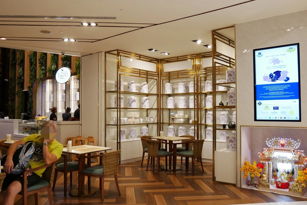 【泰國曼谷】NaRaYa Tea Room~全球第一間曼谷包NaRaYa的咖啡廳，曼谷最新百貨ICONSIAM一樓 @飛天璇的口袋