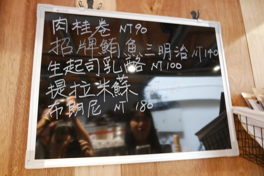 【台北大安】Fly Cafe：眾多朋友推薦第一名的蒼蠅哥肉桂捲，開門之前就先排隊才不會沒位子 @飛天璇的口袋