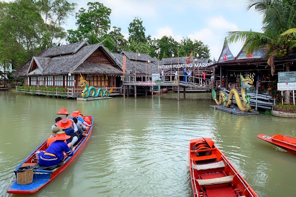 泰國芭達雅｜四方水上市場 Pattaya Floating Market，超過100個攤位，還有定期的活動演出 @飛天璇的口袋