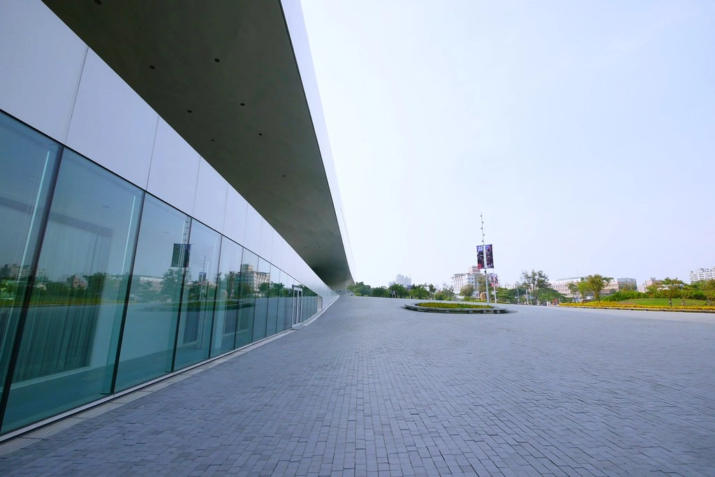 高雄鳳山｜衛武營國家藝術文化中心，全球最大單一屋頂劇院，超時尚又充滿自然風情的建築 @飛天璇的口袋