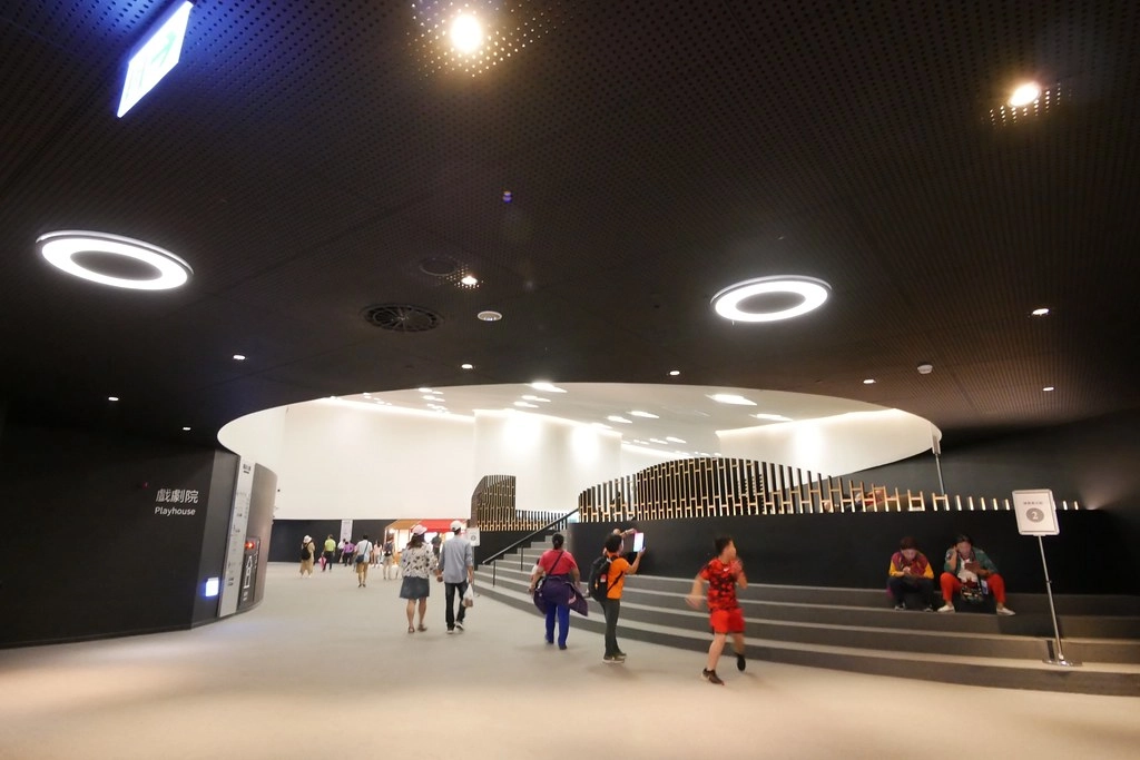 衛武營國家藝術文化中心：全球最大單一屋頂劇院，超時尚又充滿自然風情的建築，結合藝文、美食和休憩 @飛天璇的口袋