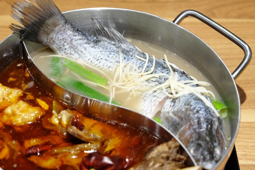 戰鼓火鍋：整尾鱸魚、燉牛骨放鍋底~創新7種湯頭讓人耳目一新！ @飛天璇的口袋