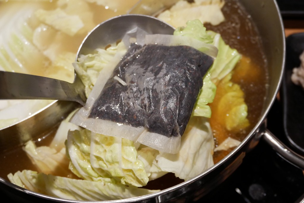 戰鼓火鍋：整尾鱸魚、燉牛骨放鍋底~創新7種湯頭讓人耳目一新！ @飛天璇的口袋
