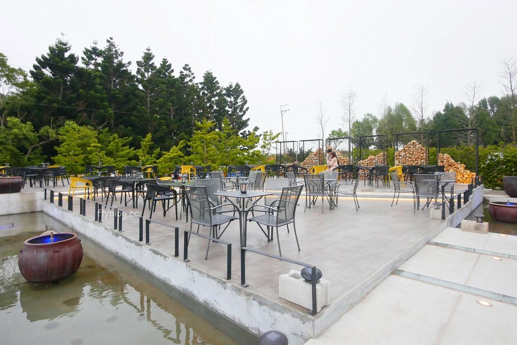 【台中沙鹿】黑森林景觀餐廳，沙鹿玻璃教堂結合清水模建築，鄰近大肚山都會公園的黑森林景觀餐廳 @飛天璇的口袋