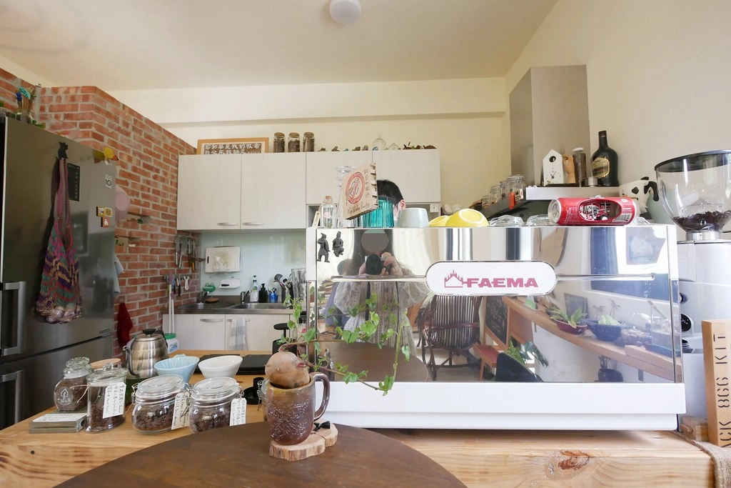 【苗栗銅鑼】小樹的家咖啡館，漂亮唯美純白建築，提供在地特色的特調咖啡，每週只有二、四、六營業 @飛天璇的口袋