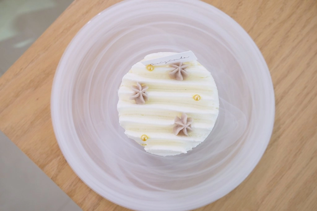 蒔初甜點 Originl&#8217;a Tart &#038; Dessert：漂亮純白落地窗建築，草莓塔、戚風蛋糕和千層蛋糕都很不錯 @飛天璇的口袋