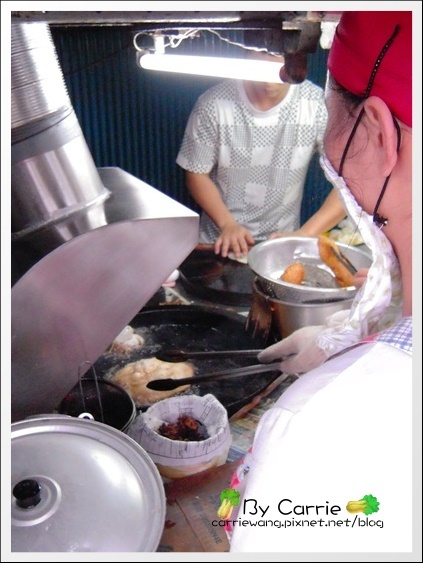 【花蓮小吃美食】炸蛋蔥油餅(黃色發財車PK藍色發財車)+廟口鋼管紅茶 @飛天璇的口袋