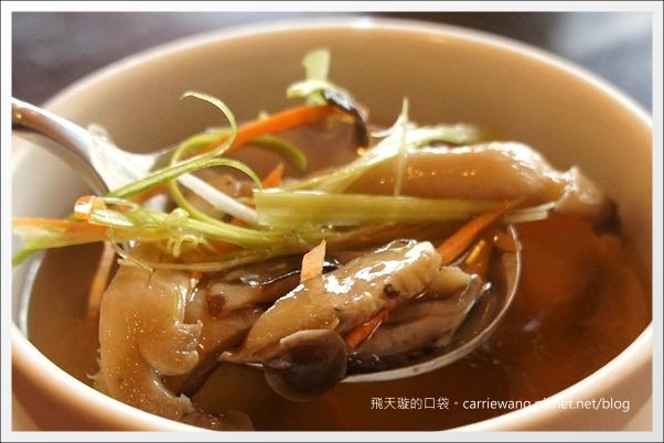 【台中義大利麵】夠義式創意料理。燉飯上舖滿了一層又一層的松阪豬，真是太犯規了！ @飛天璇的口袋